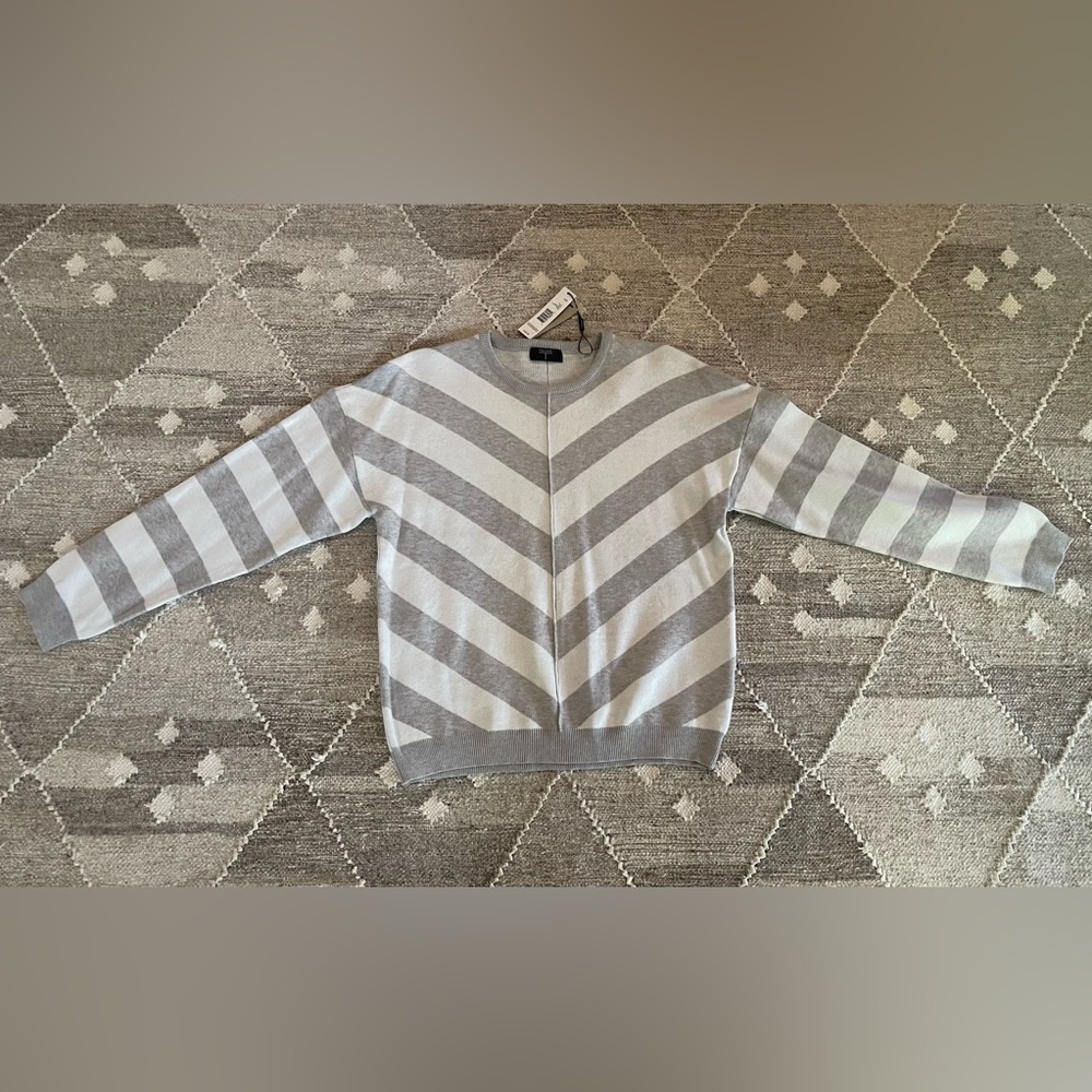 T Tahari Pullover Sweater NWT Size Large Gray White Chevron Stripe MSRP $58